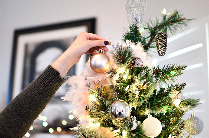 how to decorate a christmas tree in 7 steps