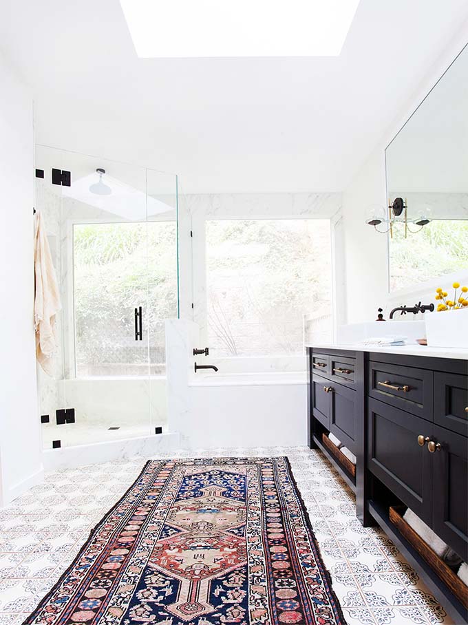 cozy bathroom with rug by amber interiors