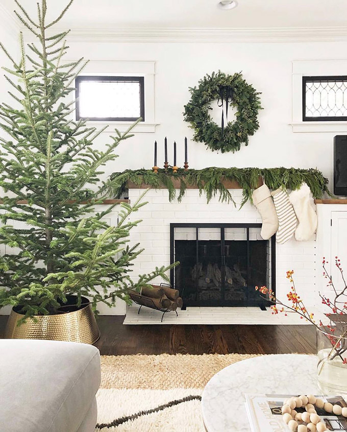 Looking for a chic alternative to the traditional tree skirt? You might want to embrace the Christmas tree collar decor trend this year!