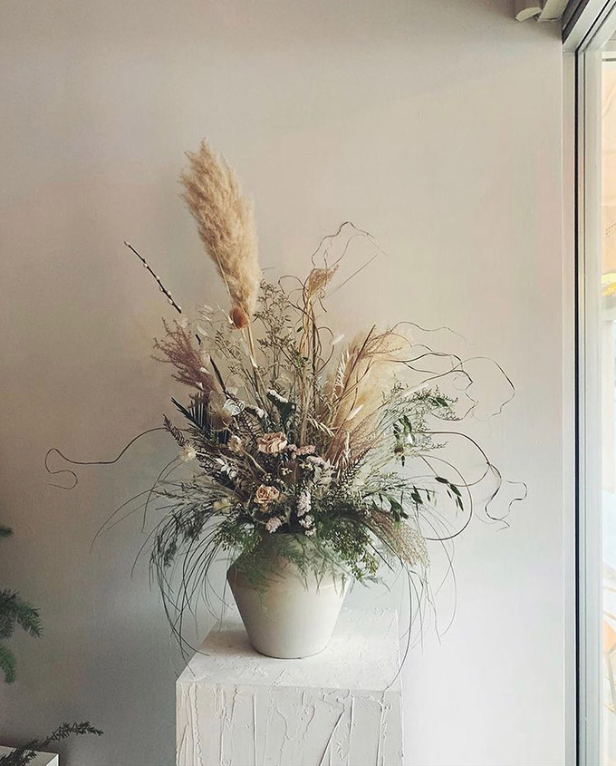 pampas grass paired with dried foliage