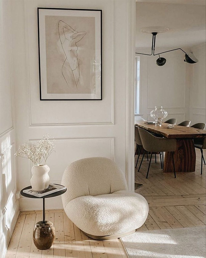 this little seating area is a perfect example of how to hang pictures properly!