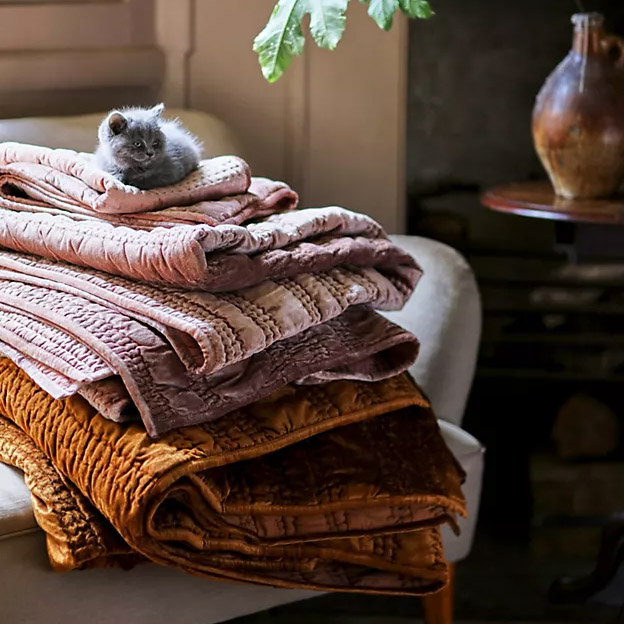 7 Must-See Velvet Blankets & Quilts Perfect for Cool Weather!