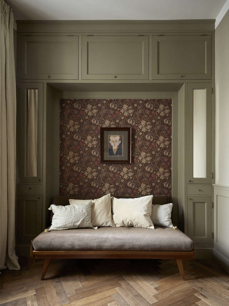 william morris wallpaper in bedroom alcove painted green